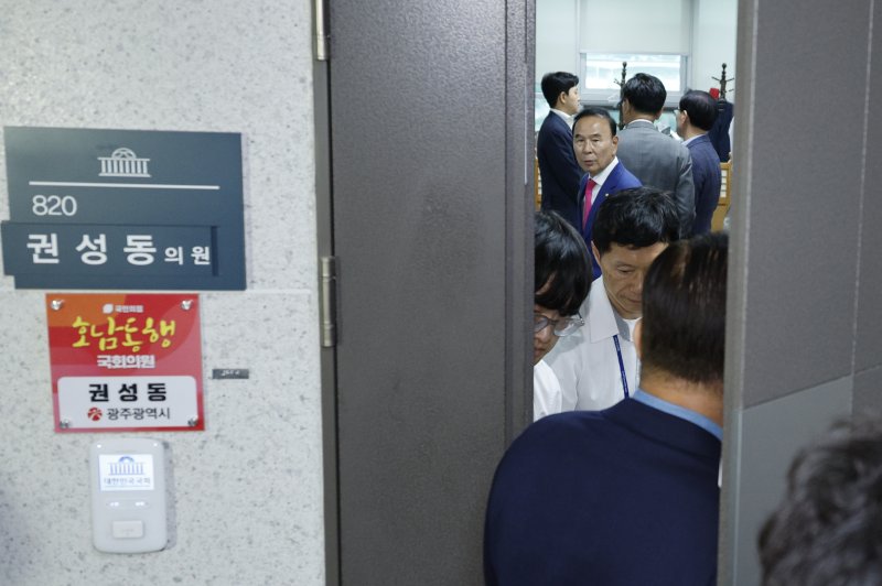 김건희 여사의 각종 아리아카지노을 수사하는 민중기 특별검사팀이 '건진법사-통일교 의혹' 관련해 권성동 국민의힘 의원에 대한 강제수사에 착수한 18일 서울 여의도 국회 의원회관 권 의원실에 박덕흠, 권영세 등 국민의힘 의원들이 집결하고 있다. 2025.7.18/뉴스1 ⓒ News1 안은나 기자