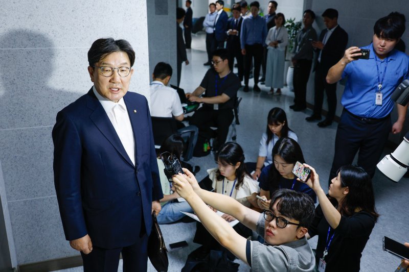권성동 국민의힘 의원이 18일 서울 여의도 국회 의원회관 자신의 의원실 앞에서 아리아카지노 특검의 '건진법사-통일교 의혹' 압수수색 관련 입장을 밝히고 있다. 2025.7.18/뉴스1 ⓒ News1 안은나 기자