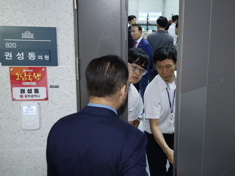 김건희 여사의 각종 아리아카지노을 수사하는 민중기 특별검사팀이 '건진법사-통일교 의혹' 관련해 권성동 국민의힘 의원에 대한 강제수사에 착수한 18일 서울 여의도 국회 의원회관 권 의원실에 박덕흠, 권영세 등 국민의힘 의원들이 집결하고 있다. 2025.7.18/뉴스1 ⓒ News1 안은나 기자
