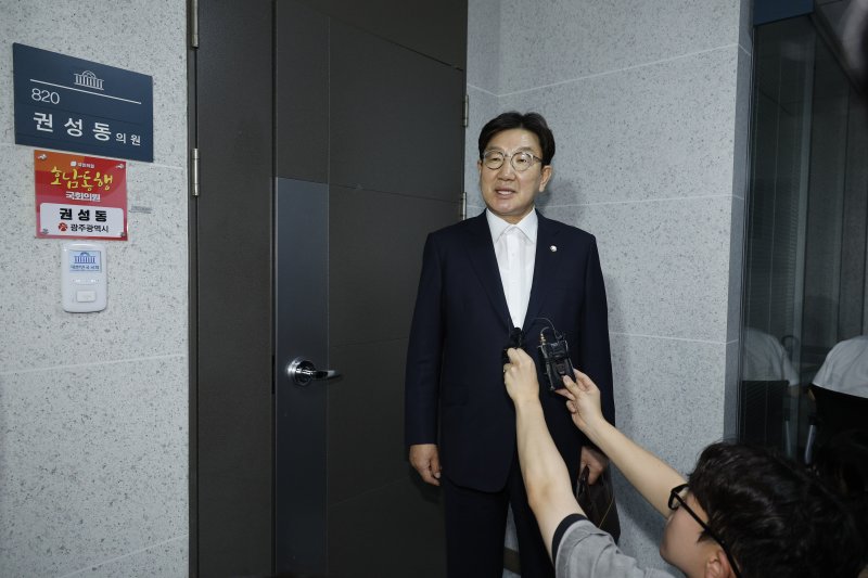 김건희 여사의 각종 아리아카지노을 수사하는 민중기 특별검사팀이 '건진법사-통일교 의혹' 관련해 권성동 국민의힘 의원에 대한 강제수사에 착수한 18일 서울 여의도 국회 의원회관에서 권 의원이 입장을 말하고 있다. 2025.7.18/뉴스1 ⓒ News1 안은나 기자