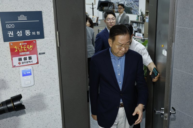 김건희 여사의 각종 아리아카지노을 수사하는 민중기 특별검사팀이 '건진법사-통일교 의혹' 관련해 권성동 국민의힘 의원에 대한 강제수사에 착수한 18일 서울 여의도 국회 의원회관 권 의원실에 국민의힘 의원들이 집결하는 가운데 권영세 의원이 나오고 있다. 2025.7.18/뉴스1 ⓒ News1 안은나 기자