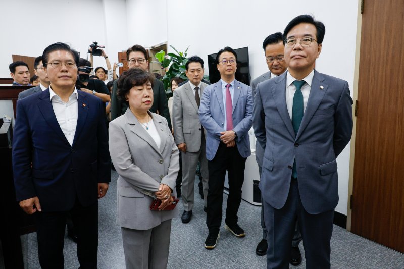 송언석 국민의힘 비상대책위원장 겸 원내대표와 법제사법위원회 소속 위원들이 18일 오전 권성동 의원실 등 특검 압수수색 영장남발 협조 관련 서울 여의도 국회 국회의장실을 항의 방문하고 있다. 2025.7.18/아리아카지노1 ⓒ News1 안은나 기자