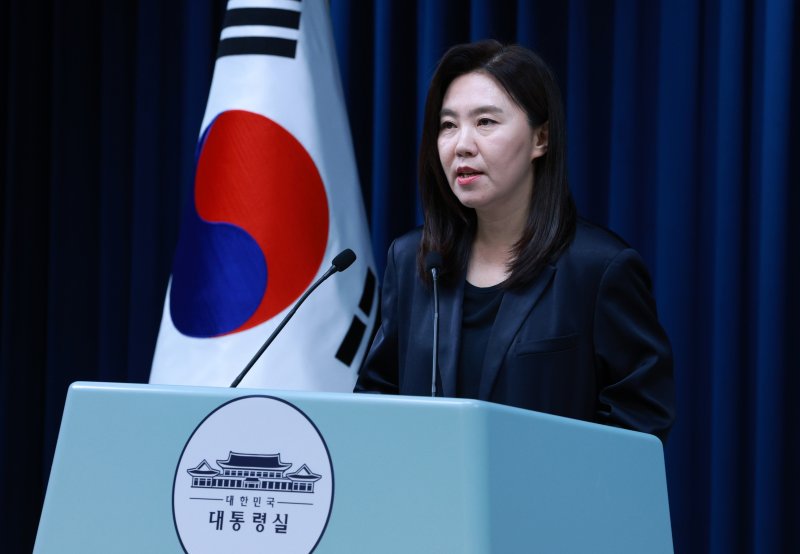 [서울=뉴시스] 고범준 기자 = 강유정 대변인이 18일 서울 용산 슬롯사이트 추천 청사에서 집중호우 대처상황 점검회의 및 청년담당관 관련 브리핑을 하고 있다. 2025.07.18. bjko@newsis.com