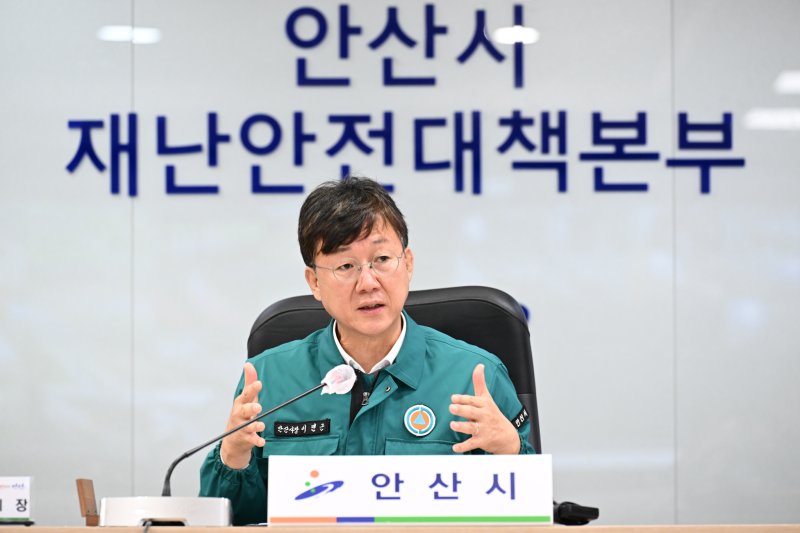 이민근 안산시장이 재난안전대책본부회의를 진행하고 있다.(안산시 제공)
