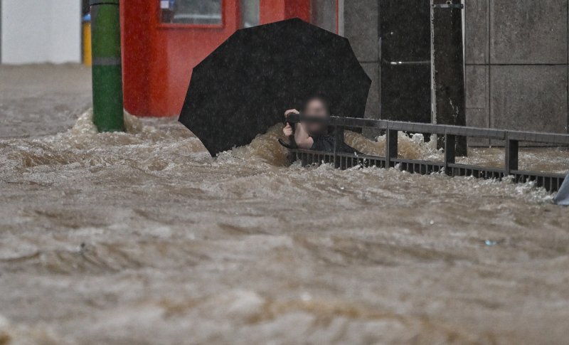 [광주=뉴시스] 이영주 기자 = 광주지역에 하루 최고 311㎜ 폭우가 쏟아진 17일 오후 침수된 광주 북구청 앞 도로에서 한 시민이 물살에 휩쓸리고 있다. 2025.07.17. leeyj2578@newsis.com