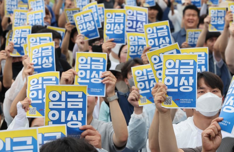 [서울=뉴시스] 황준선 기자 = 전국비트코인슬롯노동조합 2030 청년위원회 소속 조합원들이 18일 오후 서울 종로구 경복궁 서십자각 터 인근에서 '공무원 임금인상! 청년공무원 300인 집회'를 열고 구호를 외치고 있다. 2025.07.18. hwang@newsis.com