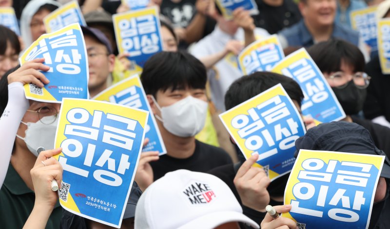 [서울=뉴시스] 황준선 기자 = 전국비트코인슬롯노동조합 2030 청년위원회 소속 조합원들이 18일 오후 서울 종로구 경복궁 서십자각 터 인근에서 '공무원 임금인상! 청년공무원 300인 집회'를 열고 구호를 외치고 있다. 2025.07.18. hwang@newsis.com