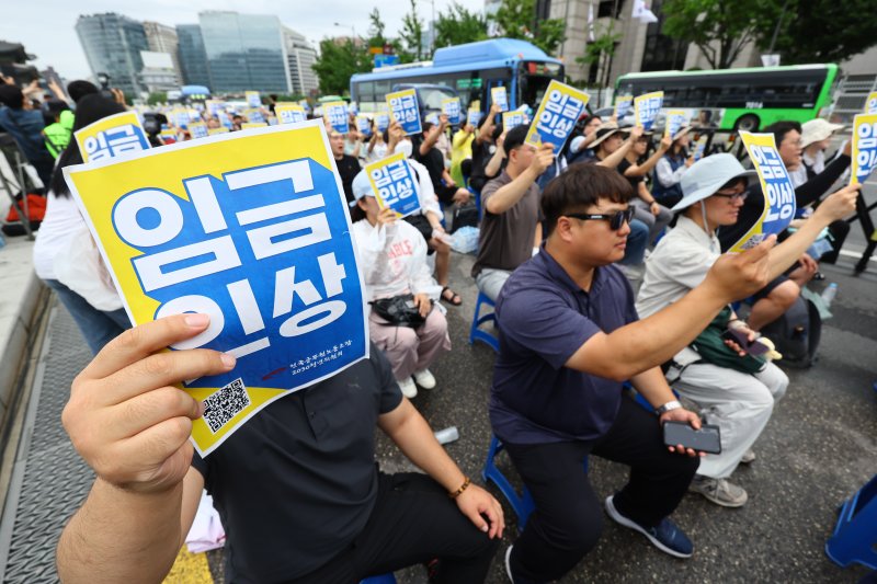 [서울=뉴시스] 황준선 기자 = 전국비트코인슬롯노동조합 2030 청년위원회 소속 조합원들이 18일 오후 서울 종로구 경복궁 서십자각 터 인근에서 '공무원 임금인상! 청년공무원 300인 집회'를 열고 구호를 외치고 있다. 2025.07.18. hwang@newsis.com