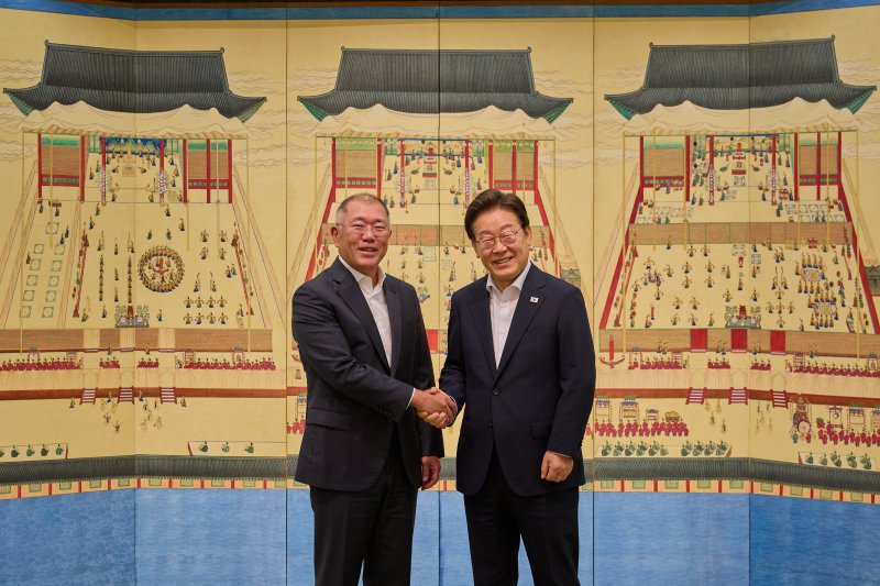 이재명 대통령이 지난 7월 14일 서울 한남동 관저에서 정의선 현대자동차 그룹 회장과 만찬에 앞서 기념촬영을 하고 있다. 대통령실 제공