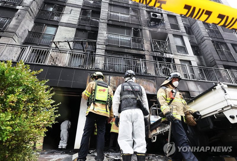 아파트 화재 현장 살펴보는 관계자들 (출처=연합뉴스)