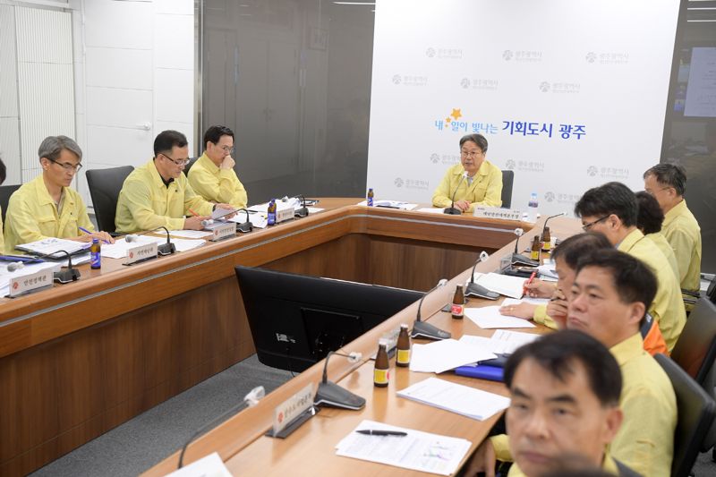 광주광역시는 지난 17일 하루 동안 426㎜에 달하는 역대 가장 많은 비가 내려 곳곳에서 인적·물적 피해가 속출한 가운데 강기정 시장이 18일 이재명 대통령 주재로 열린 '집중호우 대처상황 점검회의'에 참석해 정부의 협조를 요청했다고 밝혔다. 광주광역시 제공