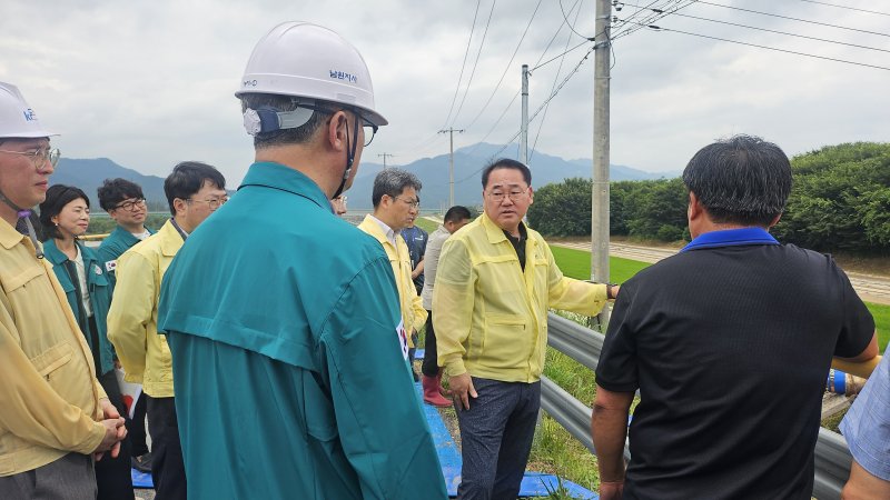 18일 전북 남원시 집중호우 피해 현장을 찾은 김종훈 전북도 경제부지사가 남원시, 농업기술센터 관계자들과 대응 방안을 논의하고 있다.(전북도 제공. 재판매 및 DB금지)/뉴스1