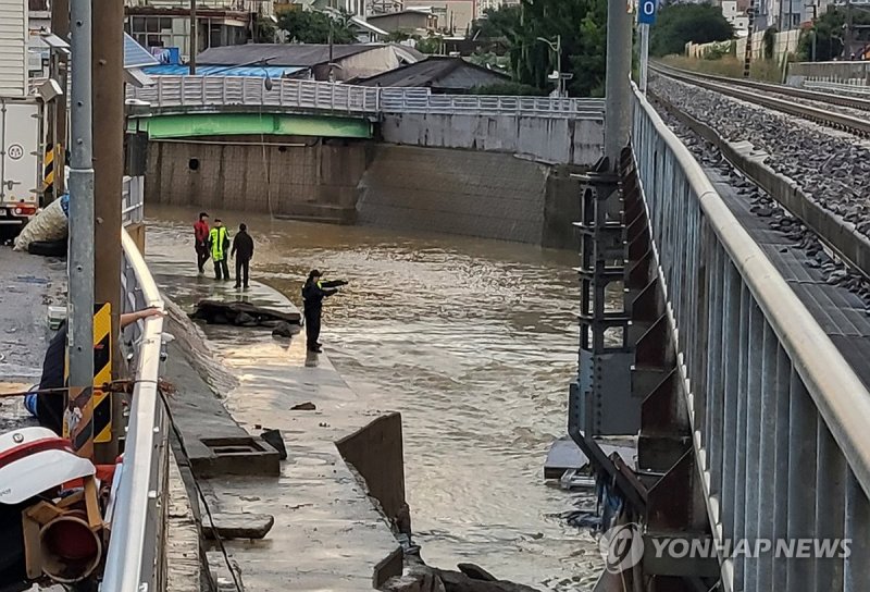 폭우에 휩쓸린 실종자 수색 (출처=연합뉴스)