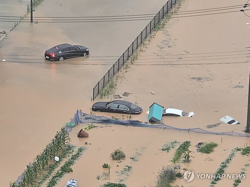 폭우에 잠긴 승용차 (출처=연합뉴스)
