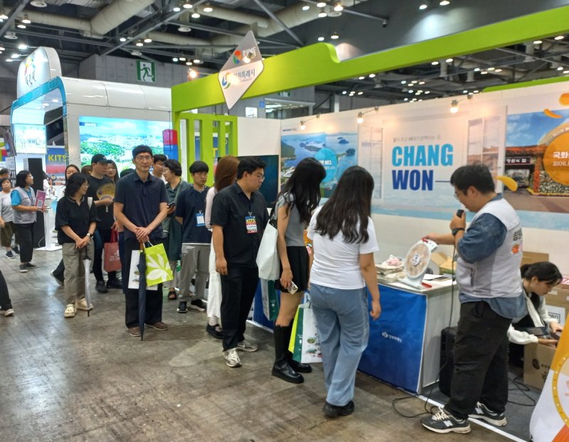 [창원=뉴시스] 강경국 기자 = 경남 창원시가 18일 일산 킨텍스에서 개막한 제10회 대한민국 국제관광박람회에 참가해 홍보관을 운영하고 있다. (사진=창원시청 제공). 2025.07.18. photo@newsis.com *재판매 및 DB 금지