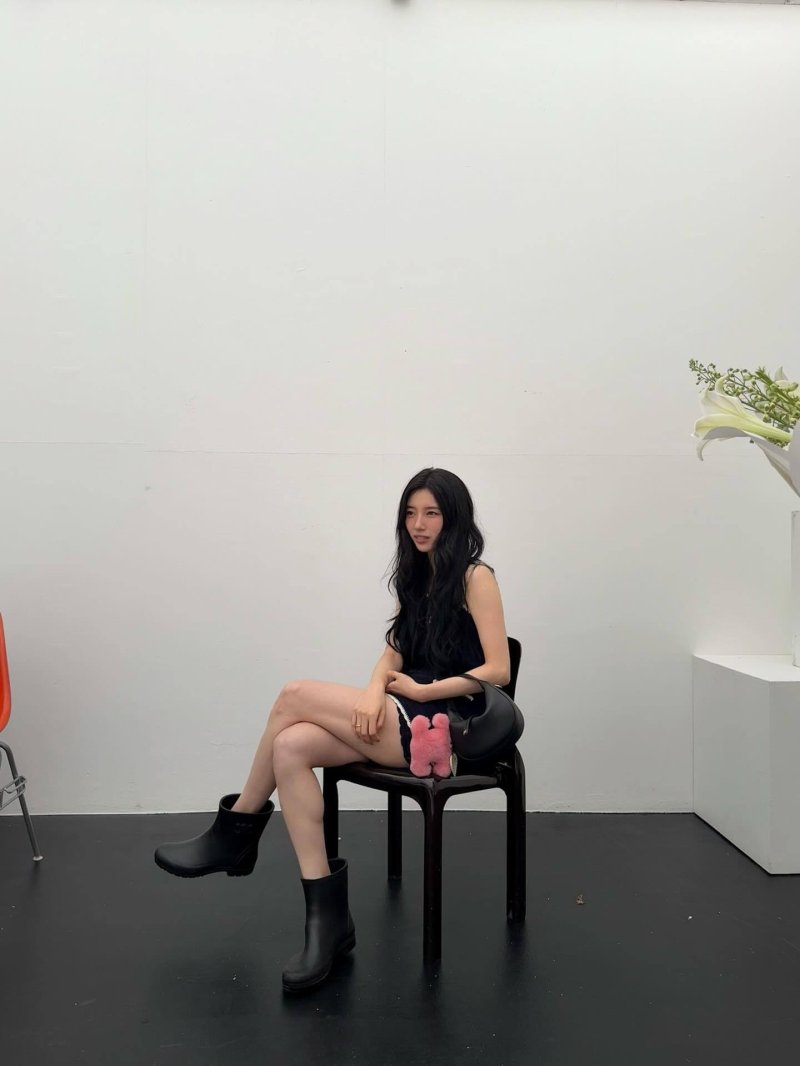 수지, 원피스로 드러낸 '명품' 각선미…광채 비주얼 [N샷]