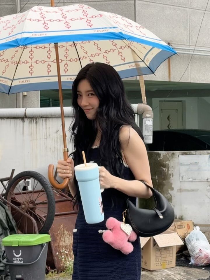 수지, 원피스로 드러낸 '명품' 각선미…광채 비주얼 [N샷]