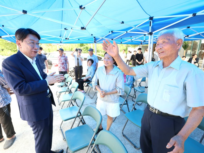 [완주=뉴시스]윤난슬 기자 = 우범기 전북 전주시장이 18일 완주군 소양면 공덕 재해위험개선지구 정비크보벳 현장을 찾아 추진 상황을 점검하고 주민들과 소통하는 간담회를 열었다. (사진=전주시 제공) 2025.07.18. photo@newsis.com