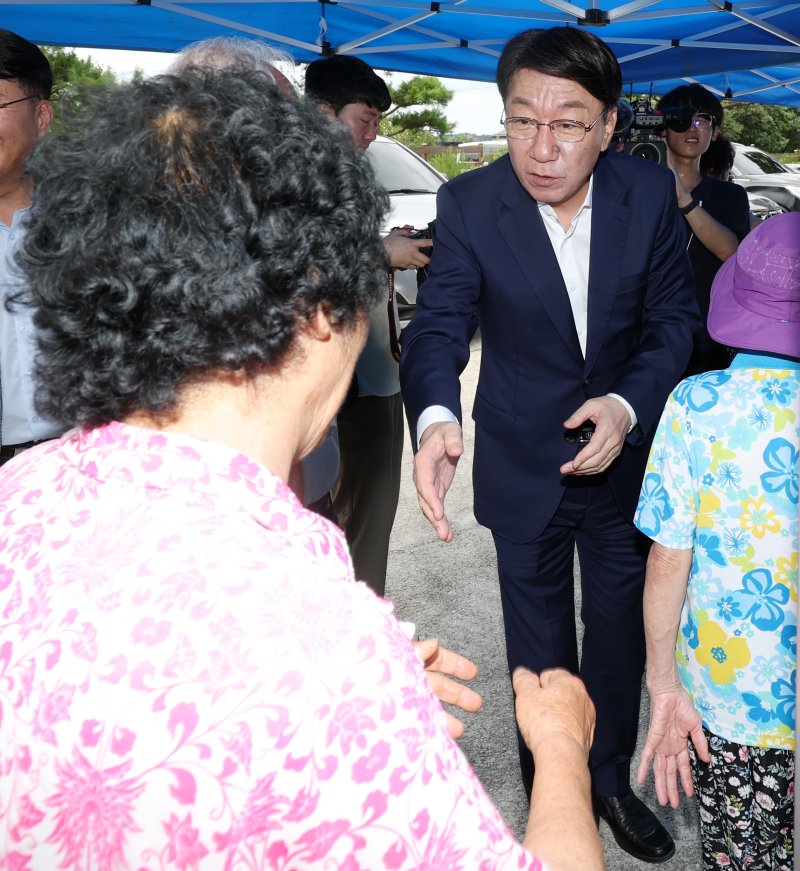 우범기 전주시장이 18일 전북 오늘벳 소양면 신교리에 위치한 완주-전주 상생협력사업지 현장을 찾아 주민들과 인사를 나누고 있다. 2025.7.18/뉴스1 ⓒ News1 유경석 기자