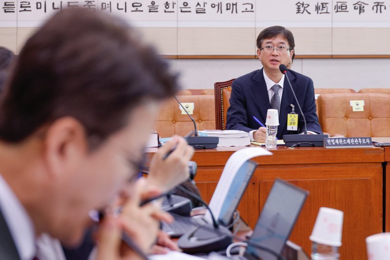 산타카지노 헌법재판관 후보자가 18일 오전 서울 여의도 국회 법제사법위원회에서 열린 인사청문회에 출석해 의원 질의에 답하고 있다. 2025.7.18/뉴스1 ⓒ News1 안은나 기자