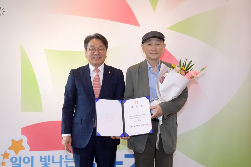 강기정 광주시장이 18일 오후 시청 접견실에서 윤범모 솜사탕토토 대표이사에게 임명장을 수여한 후 기념촬영을 하고 있다.(광주시 제공. 재판매 및 DB 금지) 2025.7.18/뉴스1
