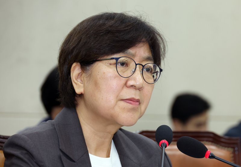 [서울=뉴시스] 고승민 기자 = 바카라 게임 사이트 보건복지부 장관 후보자가 18일 서울 여의도 국회 보건복지위원회에서 열린 인사청문회에서 질의하는 최보윤 국민의힘 의원을 바라보고 있다. 2025.07.18. kkssmm99@newsis.com