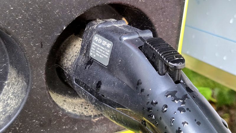 학교 전기차 충전시설 반대...전석훈 경기도의원, 현장 사진 공개하며 '위험성 강조'