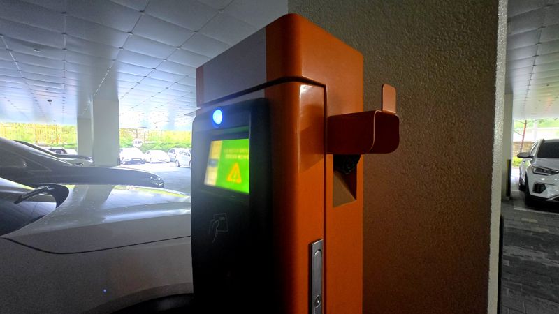 학교 전기차 충전시설 반대...전석훈 경기도의원, 현장 사진 공개하며 '위험성 강조'