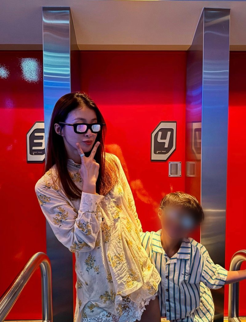 '이혼 후 임신' 이시영, 볼록 나온 배…아들과 韓 떠났다