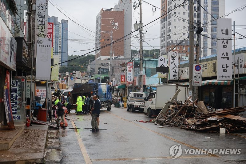 복구작업 한창인 당진전통시장 상인들 (출처=연합뉴스)