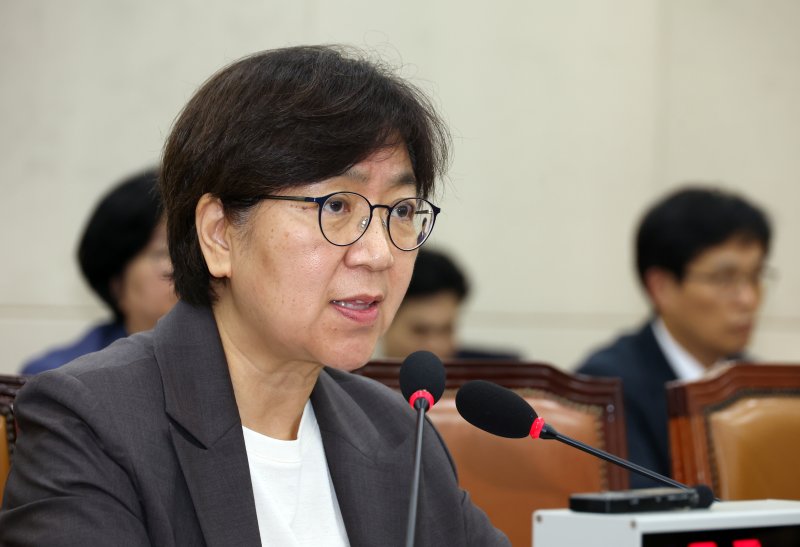 [서울=뉴시스] 고승민 기자 = 정은경 보건복지부 장관 카림토토가 18일 서울 여의도 국회 보건복지위원회에서 열린 인사청문회에서 의원 질의에 답하고 있다. 2025.07.18. kkssmm99@newsis.com