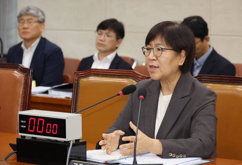 [서울=뉴시스] 고승민 기자 = 정은경 보건복지부 장관 카림토토가 18일 서울 여의도 국회 보건복지위원회에서 열린 인사청문회에서 의원 질의에 답하고 있다. 2025.07.18. kkssmm99@newsis.com
