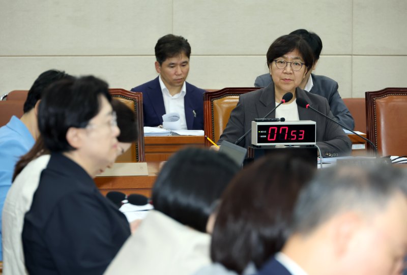 [서울=뉴시스] 고승민 기자 = 정은경 보건복지부 장관 카림토토가 18일 서울 여의도 국회 보건복지위원회에서 열린 인사청문회에서 질의하는 최보윤 국민의힘 의원을 바라보고 있다. 2025.07.18. kkssmm99@newsis.com