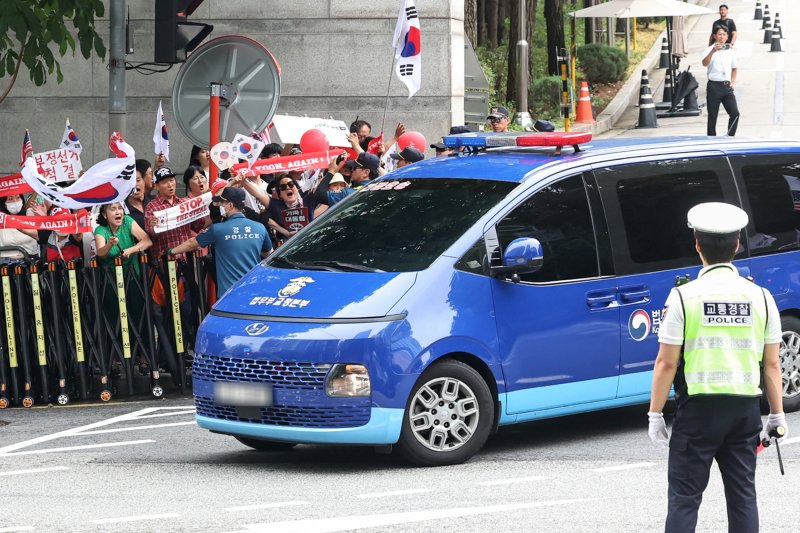 18일 오후 서울 서초구 서울중앙지방법원에서 구속적부심사 심문을 마친 윤석열 전 대통령이 탑승한 호송차량이 서울구치소로 향하고 있다. 2025.7.18/뉴스1 ⓒ News1 민경석 기자