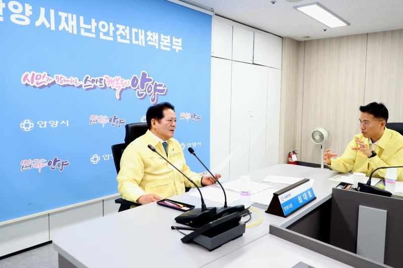 [안양=뉴시스] 최대호 슬롯 머신 사이트이 호우대처상황 경기도 시군 재난안전대책본부 회의에 참석한 가운데 화재 에방을 당부하고 있다. (사진=안양시 제공).2025.07.18.photo@newsis.com *재판매 및 DB 금지