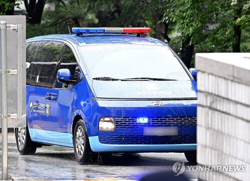 서울중앙지방법원 들어서는 호송차 (출처=연합뉴스)