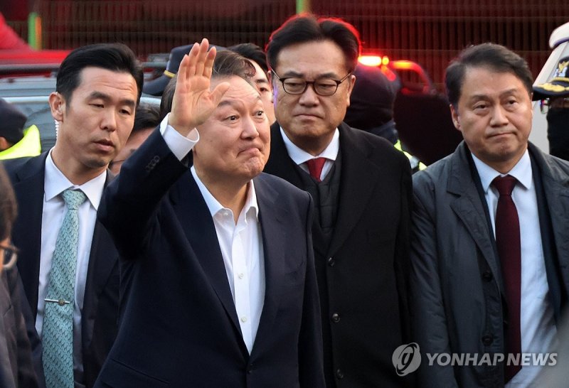 관저 앞 지지자들에게 인사하는 윤석열 대통령 (출처=연합뉴스)