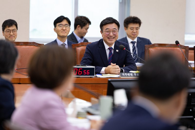 라이징슬롯 행정안전부 장관 후보자가 18일 서울 여의도 국회 행정안전위원회에서 열린 인사청문회에서 박덕흠 국민의힘 의원의 질의에 앞서 지역구 특산물 발언에 미소를 짓고 있다. 2025.7.18/뉴스1 ⓒ News1 유승관 기자