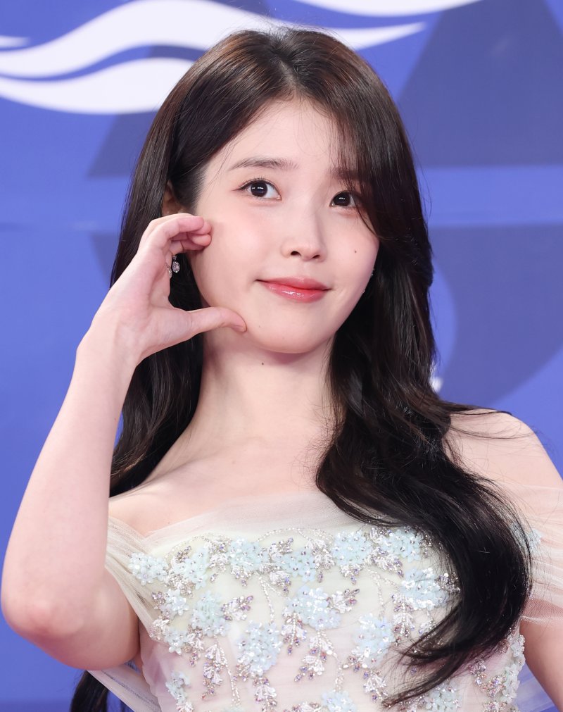 아이유, 여우주연상 영광…"모든 애순·금명에게" [청룡시리즈어워즈]