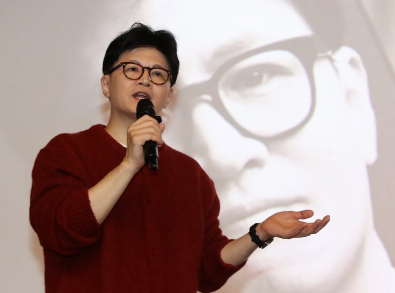 한동훈 국민의힘 전 대표가 10일 오후 부산 부산진구 영광도서에서 열린 저서 '한동훈의 선택, 국민이 먼저입니다' 북콘서트에서 발언하고 있다. 2025.3.10/뉴스1 ⓒ News1 윤일지 기자