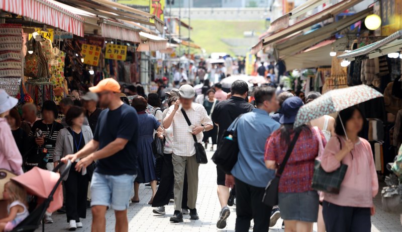 [서울=뉴시스] 김선웅 기자 = 서울 시내 상점가에서 시민들이 오가고 있다. 2025.06.19. mangusta@newsis.com