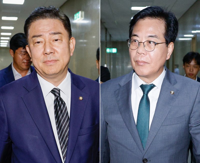 김병기 더불어민주당 대표 직무대행 겸 원내대표(왼쪽), 송언석 국민의힘 비상대책위원장 겸 원내대표가 18일 오후 장관 후보자들 청문보고서 채택 문제 논의 등으로 회동하기 위해 각각 국회 운영위원장실로 향하고 있다. 2025.7.18/뉴스1 ⓒ News1 안은나 기자