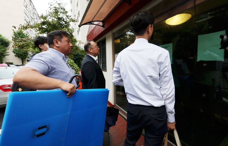 [서울=뉴시스] 홍효식 기자 = 내란 특검 수사관들이 17일 오전 서울 강남구 이상민 전 행정안전부 장관의 자택을 압수수색하기 위해 박스를 들고 들어서고 있다. 2025.07.17. yesphoto@newsis.com