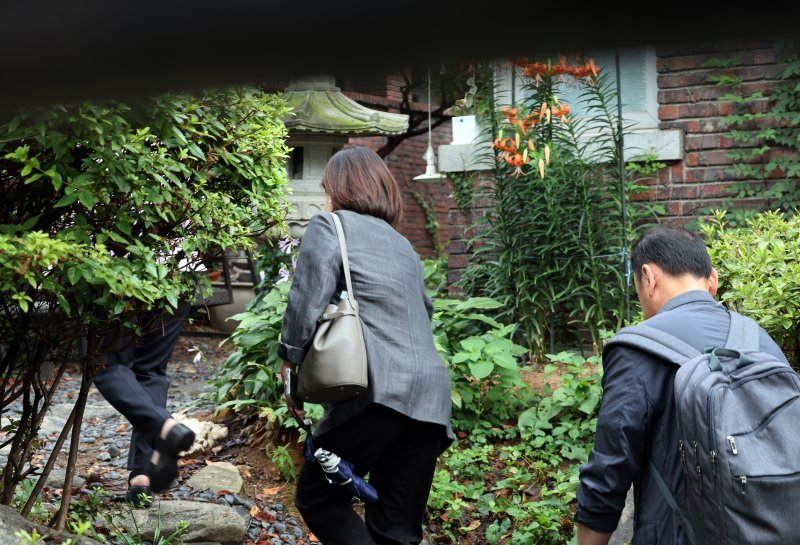 [서울=뉴시스] 김선웅 기자 = 김건희 여사 관련 의혹들을 수사하는 민중기 특별검사팀이 15일 서울 역삼동 건진법사 전성배 씨의 법당에 대한 압수수색에 나선 가운데 특검 관계자들이 법당으로 들어가고 있다. (공동취재) 2025.07.15. photo@newsis.com