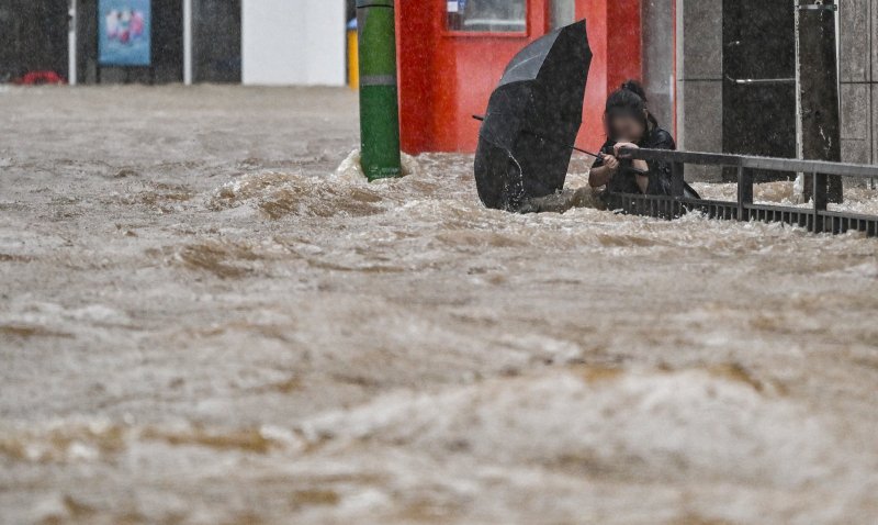 [광주=뉴시스] 이영주 기자 = 광주지역에 하루 최고 311㎜ 폭우가 쏟아진 17일 오후 침수된 광주 북구청 앞 도로에서 한 시민이 물살에 휩쓸리고 있다. 2025.07.17. leeyj2578@newsis.com