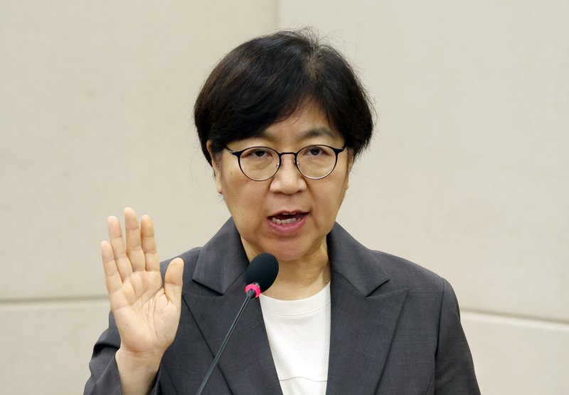 [서울=뉴시스] 고승민 기자 = 정은경 보건복지부 장관 후보자가 18일 서울 여의도 국회 보건복지위원회에서 열린 인사청문회에서 선서를 하고 있다. 2025.07.18. kkssmm99@newsis.com