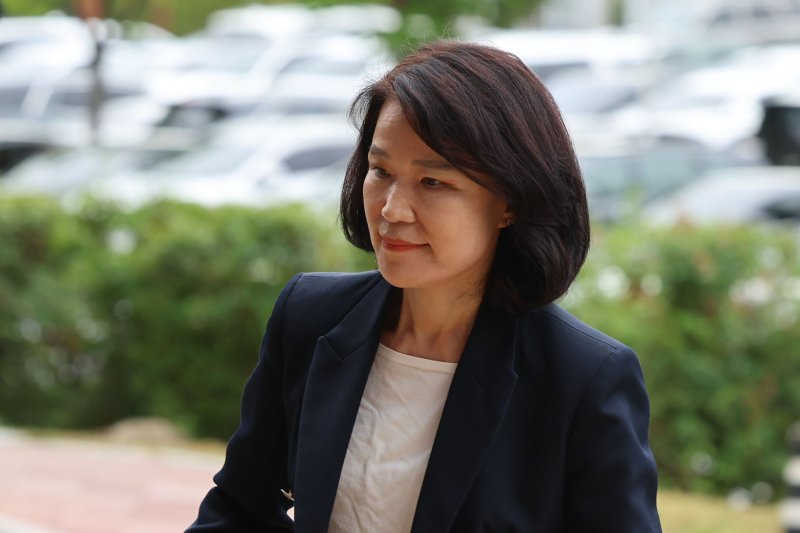 [과천=뉴시스] 권창회 기자 = 국무회의에서 배제된 이진숙 방송통신위원장이 15일 오전 경기 과천시 정부과천청사 내 방송통신위원회로 출근하고 있다. 2025.07.15. kch0523@newsis.com
