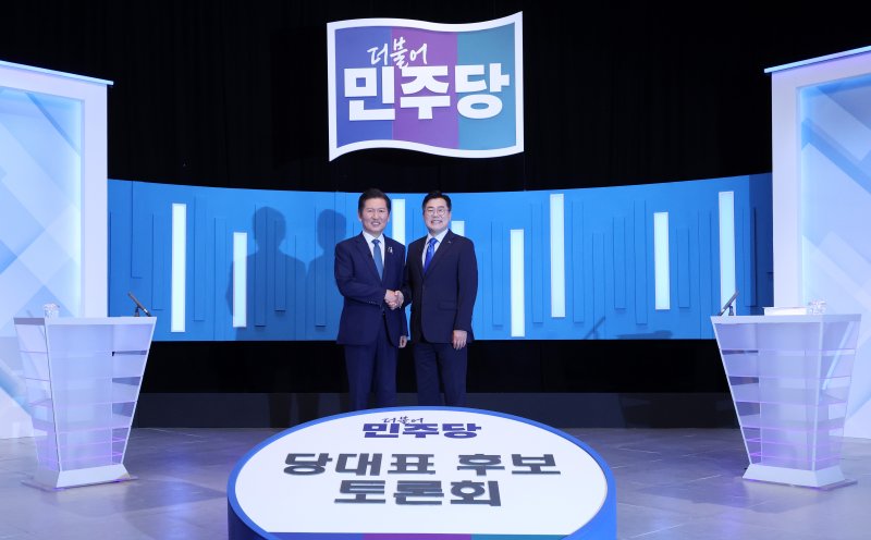 [서울=뉴시스] 국회사진기자단 = 정청래·박찬대(오른쪽) 더불어민주당 당대표 후보가 16일 서울 양천구 목동 SBS에서 열린 TV토론회에 앞서 기념촬영을 하고 있다. 2025.07.16. photo@newsis.com