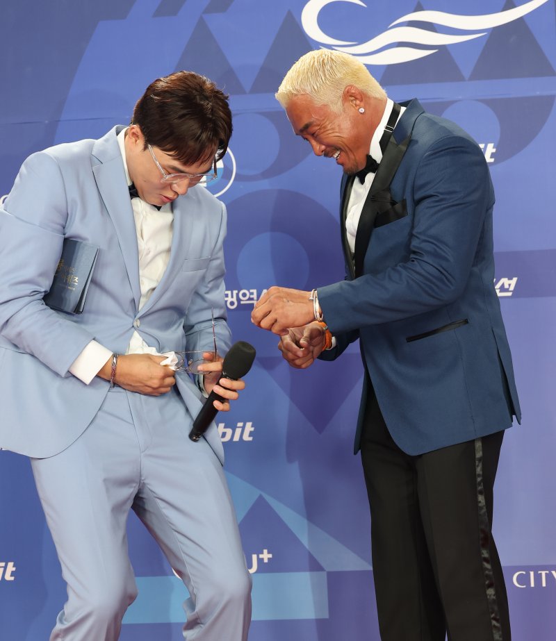 [뉴스1 ★] 추성훈 , 마초맨 ‘아조씨’의 굴욕? 안경에 강림한 예능신