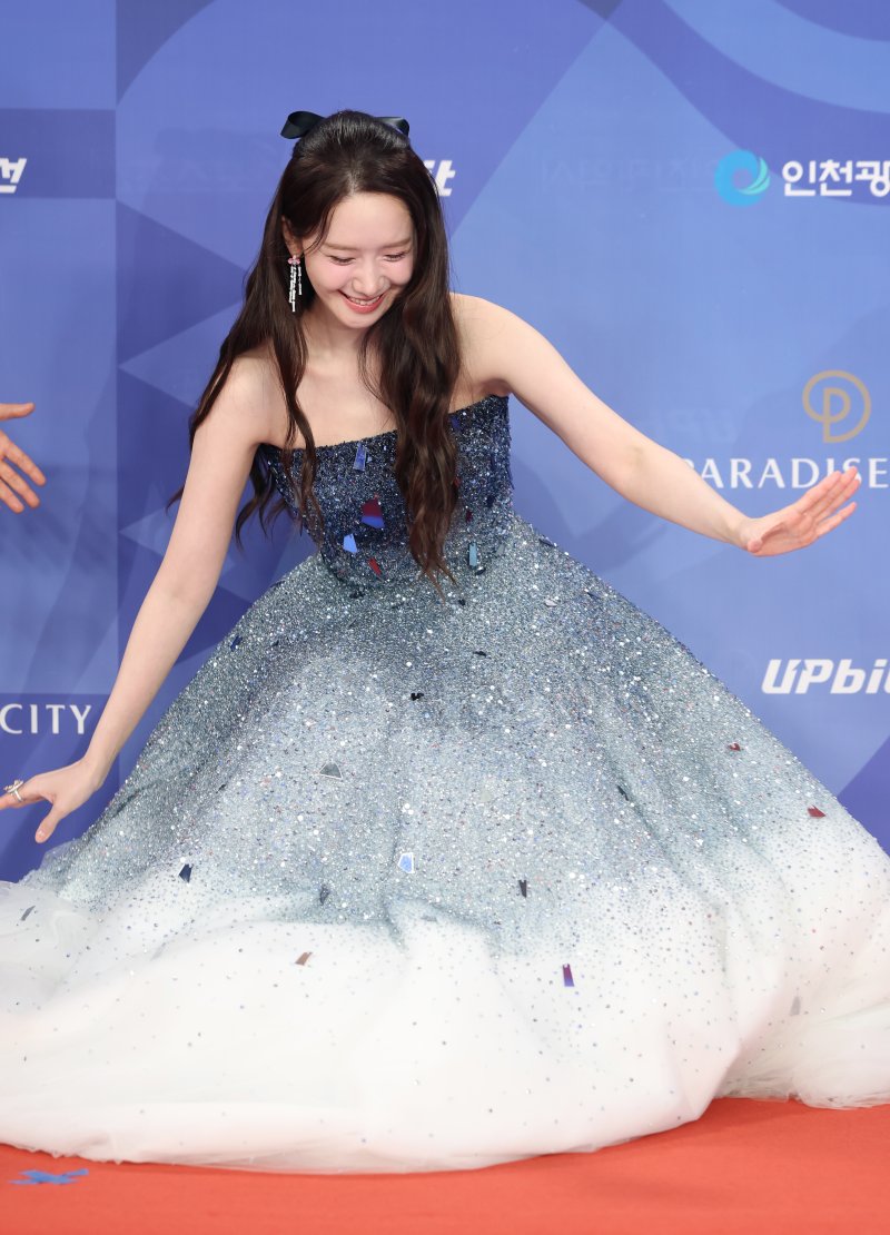 [뉴스1 ★]윤아, 레드 카펫 역사상 첫 꽈당…귀여움과 맞바꾼 우아함